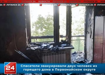 Спасатели эвакуировали двух человек из горящего дома в Первомайском округе