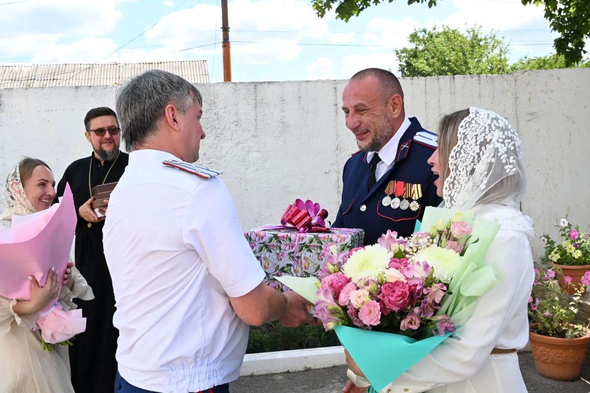 Наталья Волошина вручила Роману Теленкевичу Благодарственное письмо от депутатов Совета городского округа, добавив: Наталья Волошина вручила Роману Теленкевичу Благодарственное письмо от депутатов Совета городского округа, добавив: