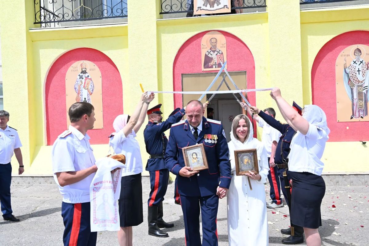 Наталья Волошина вручила Роману Теленкевичу Благодарственное письмо от депутатов Совета городского округа, добавив: Наталья Волошина вручила Роману Теленкевичу Благодарственное письмо от депутатов Совета городского округа, добавив: