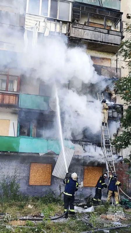 Спасатели МЧС России эвакуировали двух жителей при пожаре в Первомайском округе