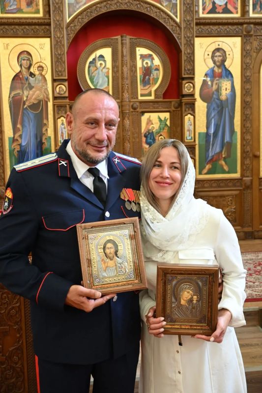 Наталья Волошина вручила Роману Теленкевичу Благодарственное письмо от депутатов Совета городского округа, добавив: Наталья Волошина вручила Роману Теленкевичу Благодарственное письмо от депутатов Совета городского округа, добавив: