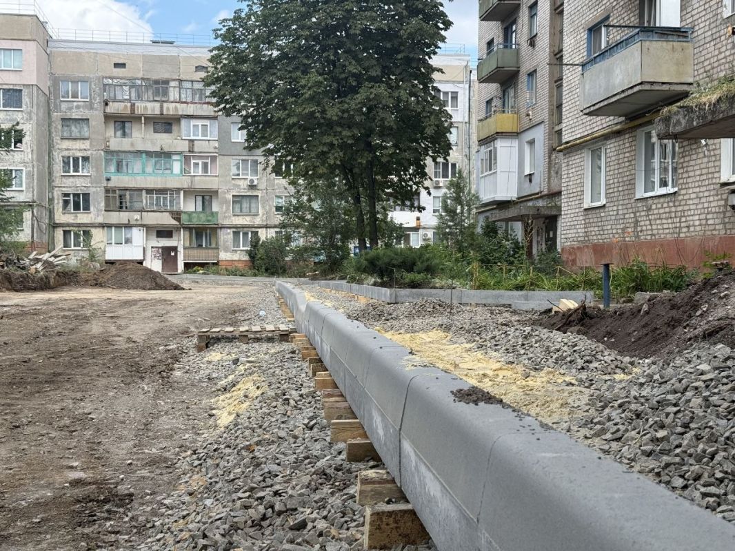 В Краснодоне продолжается благоустройство дворовых территорий на квартале Лютикова В Краснодоне продолжается благоустройство дворовых территорий на квартале Лютикова