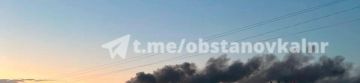 После серии громких взрывов в черте Луганска поднялся сильный столб дыма