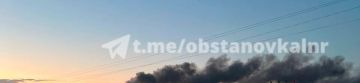 После серии громких взрывов в черте Луганска поднялся сильный столб дыма