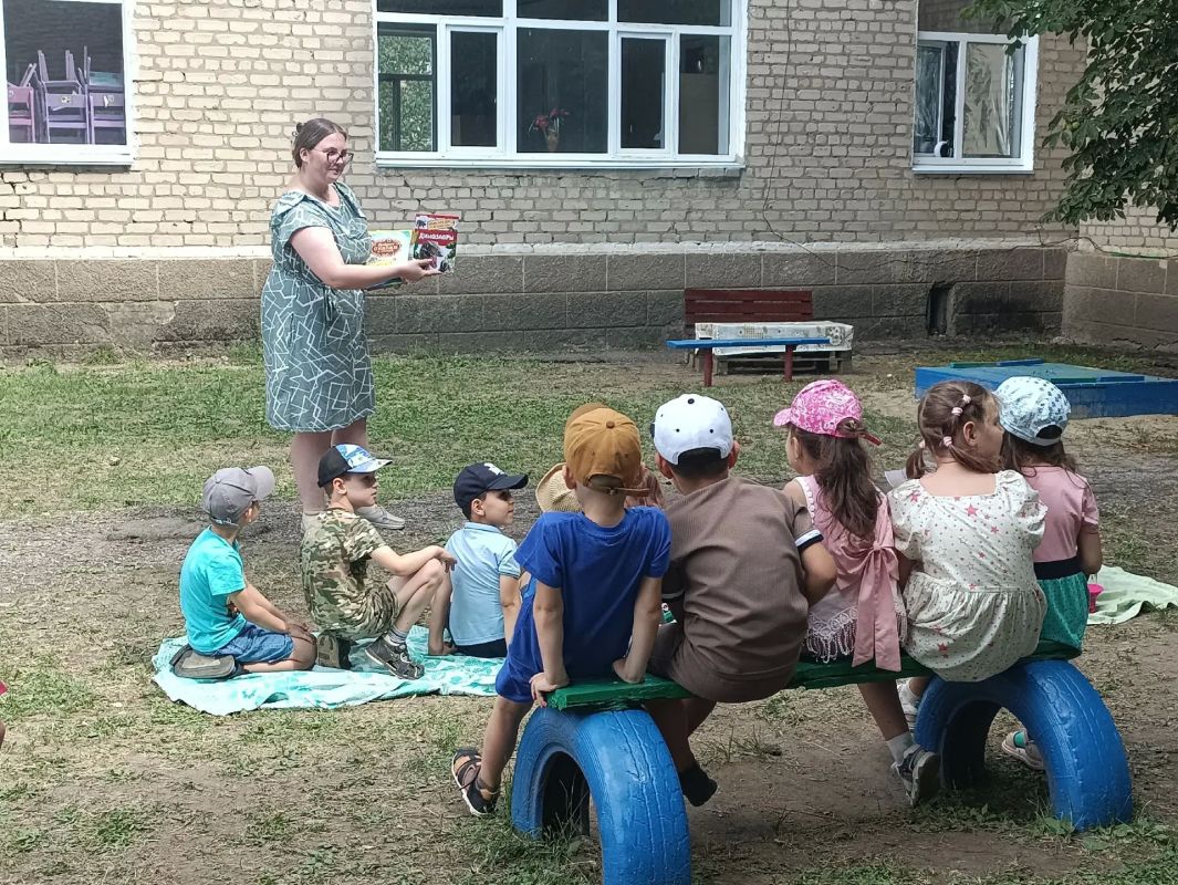 Сотрудники Лутугинской центральной районной библиотеки провели игровую программу «Есть права у детей» для воспитанников Лутугинского ясли-сада «Ласточка» Сотрудники Лутугинской центральной районной библиотеки провели игровую программу «Есть права у детей» для воспитанников Лутугинского ясли-сада «Ласточка»