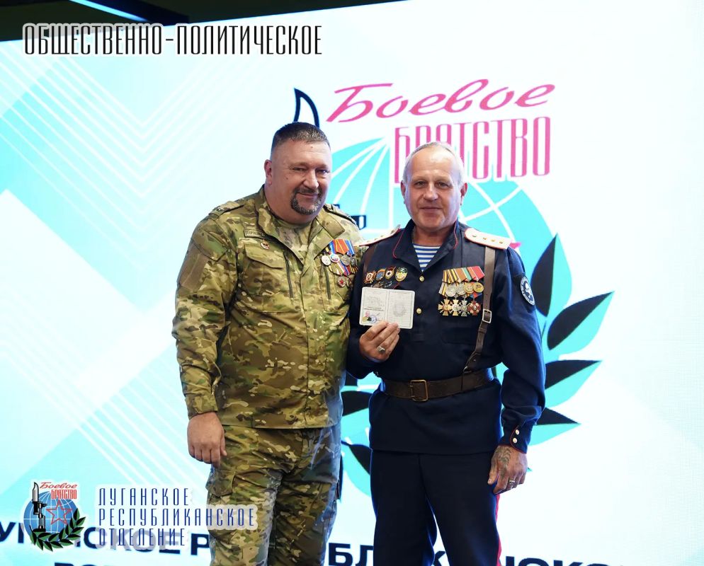 15 июля Юрий Резанов, руководитель Луганского республиканского отделения Всероссийской общественной организации ветеранов «БОЕВОЕ БРАТСТВО», депутат Народного Совета Луганской Народной Республики, в торжественной обстановке... 15 июля Юрий Резанов, руководитель Луганского республиканского отделения Всероссийской общественной организации ветеранов «БОЕВОЕ БРАТСТВО», депутат Народного Совета Луганской Народной Республики, в торжественной обстановке...