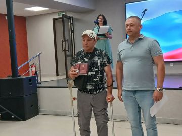 Сегодня в ДК Станицы Луганской прошло торжественное мероприятие на котором военный комиссар Станично-Луганского муниципального округа Алексей Кульченко вручил государственную награду Герою