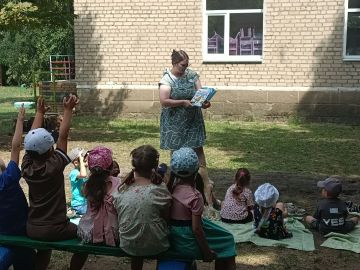 Сотрудники Лутугинской центральной районной библиотеки провели игровую программу «Есть права у детей» для воспитанников Лутугинского ясли-сада «Ласточка»