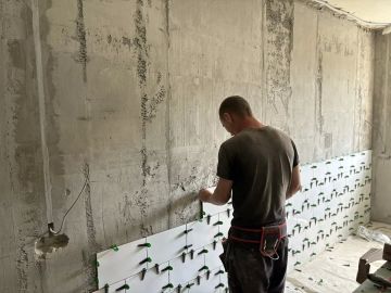 В Красном Луче продолжается ремонт городской детской поликлиники