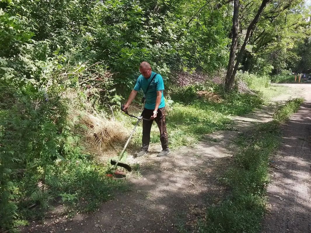 В Ровеньках продолжаются работы по благоустройству городских территорий В Ровеньках продолжаются работы по благоустройству городских территорий