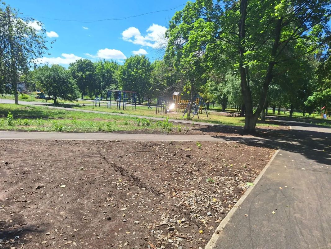 В городе Суходольск продолжается обновление сквера имени В. Ташлыкова. Этот важное благоустройство реализуется в рамках федеральной программы «Создание комфортной городской среды», являющейся частью более масштабного... В городе Суходольск продолжается обновление сквера имени В. Ташлыкова. Этот важное благоустройство реализуется в рамках федеральной программы «Создание комфортной городской среды», являющейся частью более масштабного...