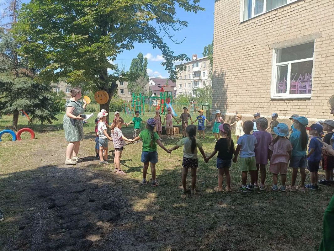 Сотрудники Лутугинской центральной районной библиотеки провели игровую программу «Есть права у детей» для воспитанников Лутугинского ясли-сада «Ласточка» Сотрудники Лутугинской центральной районной библиотеки провели игровую программу «Есть права у детей» для воспитанников Лутугинского ясли-сада «Ласточка»