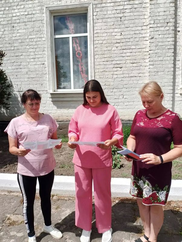 Сотрудники Песковского СДК и библиотеки провели акцию «Вместе против террора» Сотрудники Песковского СДК и библиотеки провели акцию «Вместе против террора»