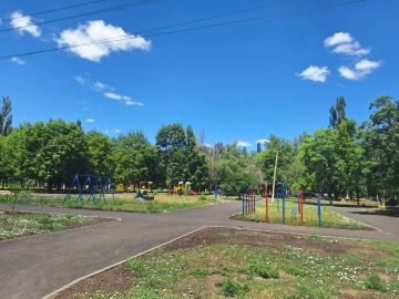 В городе Суходольск продолжается обновление сквера имени В. Ташлыкова. Этот важное благоустройство реализуется в рамках федеральной программы «Создание комфортной городской среды», являющейся частью более масштабного...