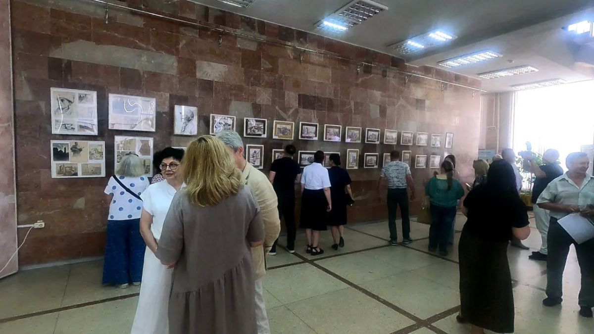 В Луганском краеведческом музее состоялось открытие выставки «Луганская фуга» Евгения Ковалева В Луганском краеведческом музее состоялось открытие выставки «Луганская фуга» Евгения Ковалева