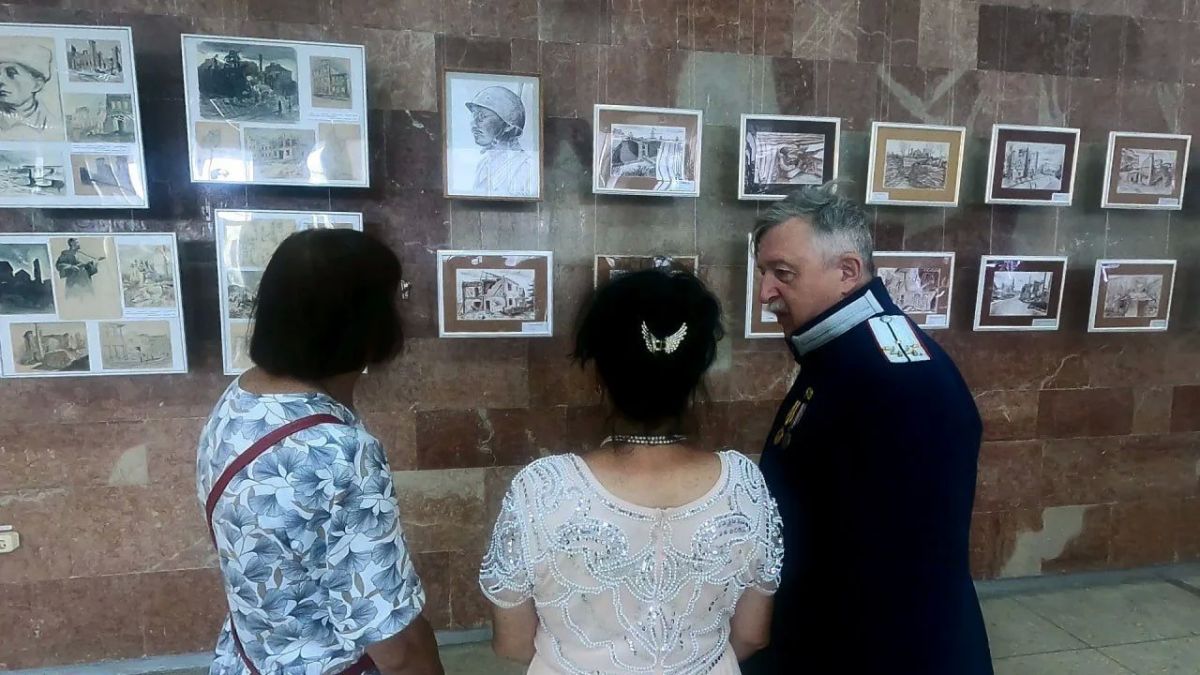 В Луганском краеведческом музее состоялось открытие выставки «Луганская фуга» Евгения Ковалева В Луганском краеведческом музее состоялось открытие выставки «Луганская фуга» Евгения Ковалева