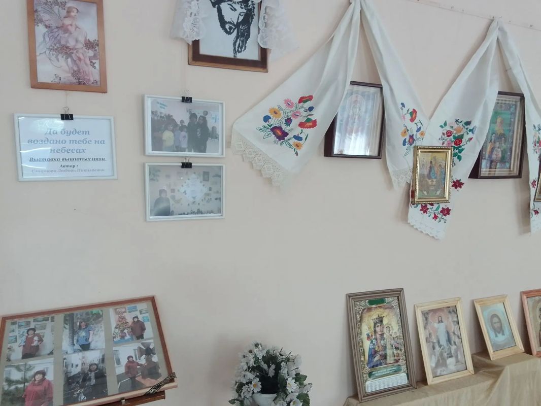В Чернухинском музее открылась выставка вышитых икон «Да будет воздано тебе на небесах» В Чернухинском музее открылась выставка вышитых икон «Да будет воздано тебе на небесах»