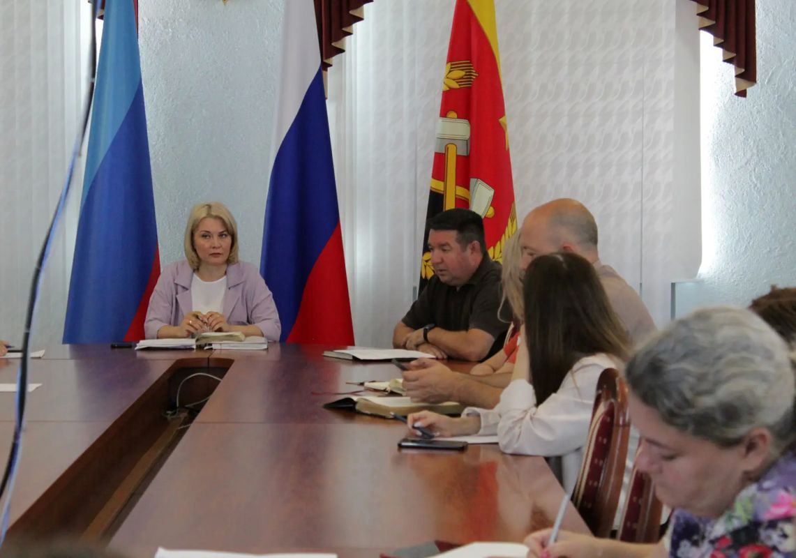 Сегодня состоялось расширенное аппаратное совещание под руководством временно исполняющего полномочия Главы Краснодонского муниципального округа Анны Гончаровой Сегодня состоялось расширенное аппаратное совещание под руководством временно исполняющего полномочия Главы Краснодонского муниципального округа Анны Гончаровой