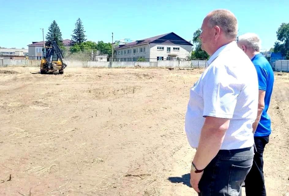 Муниципальные депутаты Новоайдарского округа проверили ход строительства ФОКОТа на стадионе ДЮСШ Муниципальные депутаты Новоайдарского округа проверили ход строительства ФОКОТа на стадионе ДЮСШ