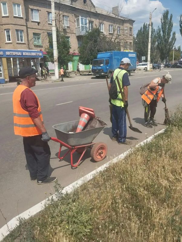 Работы по уборке и благоустройству городских территории продолжаются