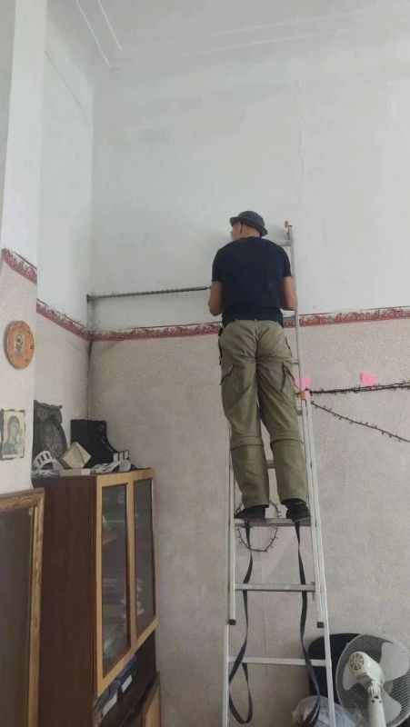 В Лутугино специалисты из Удмуртии привели в порядок электропроводку в доме культуры В Лутугино специалисты из Удмуртии привели в порядок электропроводку в доме культуры
