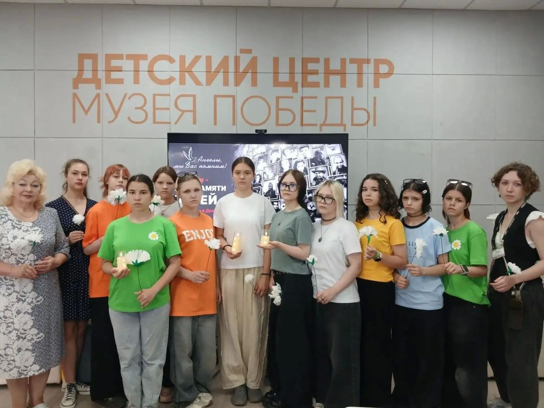 Белые гвоздики памяти…. . В преддверии Дня памяти детей-жертв войны в Донбассе в Детском Центре «Музея Победы» Культурно - досугового центра города Алчевска школьники города почтили минутой молчания память детей, жизнь... Белые гвоздики памяти…. . В преддверии Дня памяти детей-жертв войны в Донбассе в Детском Центре «Музея Победы» Культурно - досугового центра города Алчевска школьники города почтили минутой молчания память детей, жизнь...
