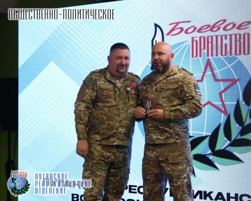 15 июля руководитель Луганского республиканского отделения Всероссийской общественной организации ветеранов «БОЕВОЕ БРАТСТВО», депутат Народного Совета ЛНР Юрий Резанов в торжественной обстановке вручил медали «Ветеран...