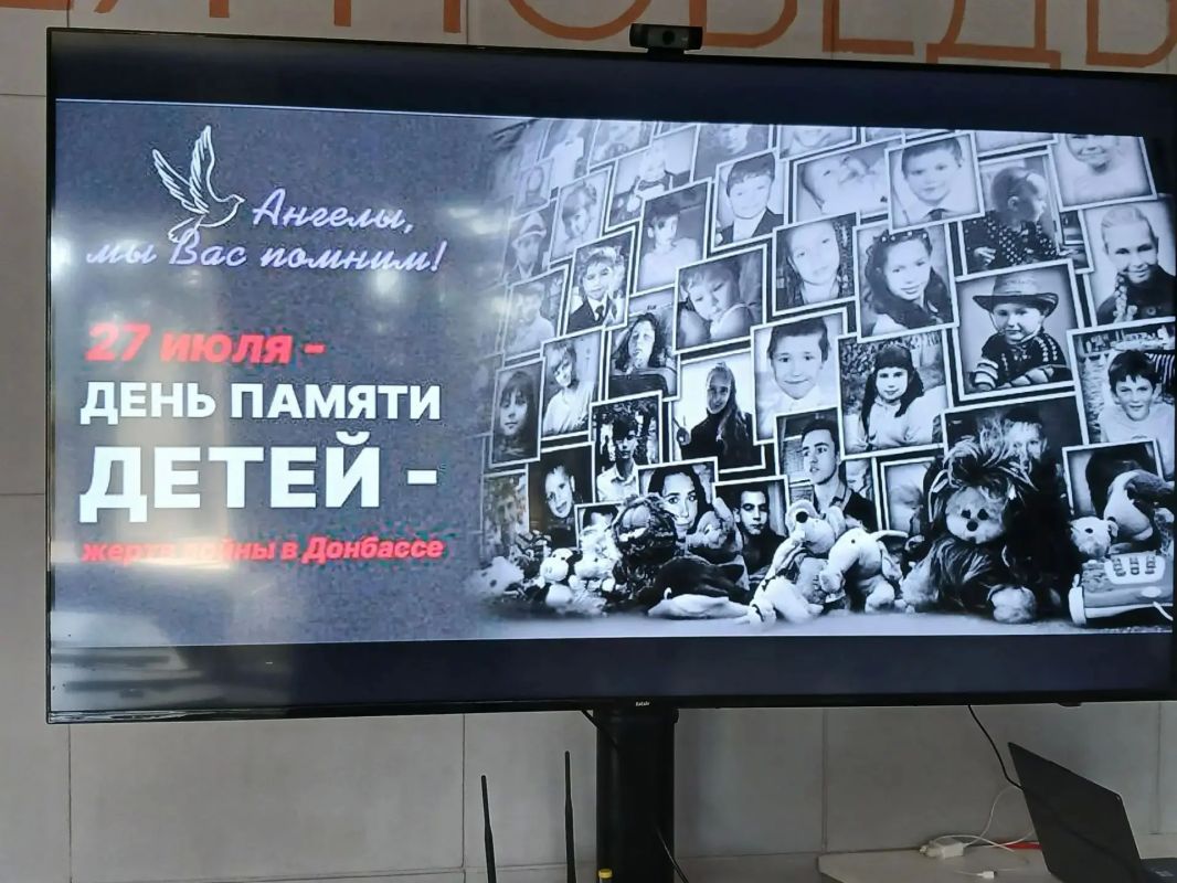 Белые гвоздики памяти…. . В преддверии Дня памяти детей-жертв войны в Донбассе в Детском Центре «Музея Победы» Культурно - досугового центра города Алчевска школьники города почтили минутой молчания память детей, жизнь...