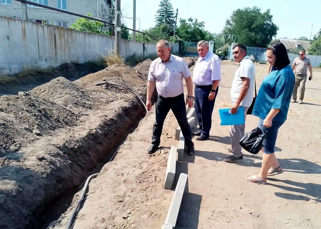 Муниципальные депутаты Новоайдарского округа проверили ход строительства ФОКОТа на стадионе ДЮСШ Муниципальные депутаты Новоайдарского округа проверили ход строительства ФОКОТа на стадионе ДЮСШ