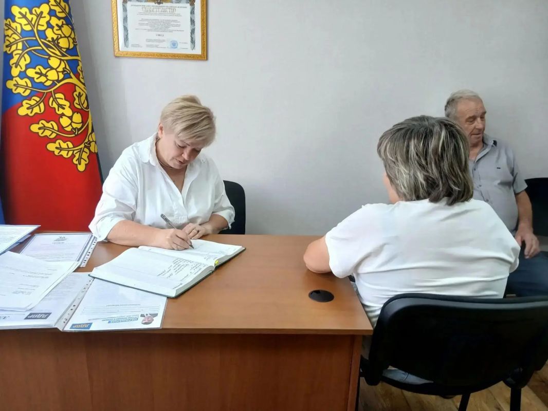 «Раньше здесь гоняли мяч. Теперь пробираются через траву» «Раньше здесь гоняли мяч. Теперь пробираются через траву»
