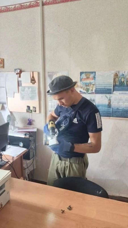 В Лутугино специалисты из Удмуртии привели в порядок электропроводку в доме культуры В Лутугино специалисты из Удмуртии привели в порядок электропроводку в доме культуры