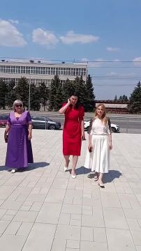 Яна Пащенко: Вместе с сенатором РФ Дарьей Лантратовой проинспектировали ход строительных работ в парке «Дружба», а также в молодёжном центре «Юность»
