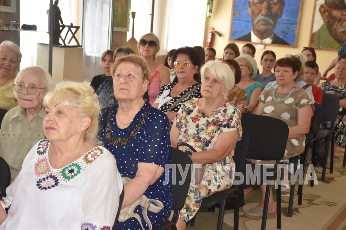 Известные художники провели экскурсию в стахановском музее Известные художники провели экскурсию в стахановском музее