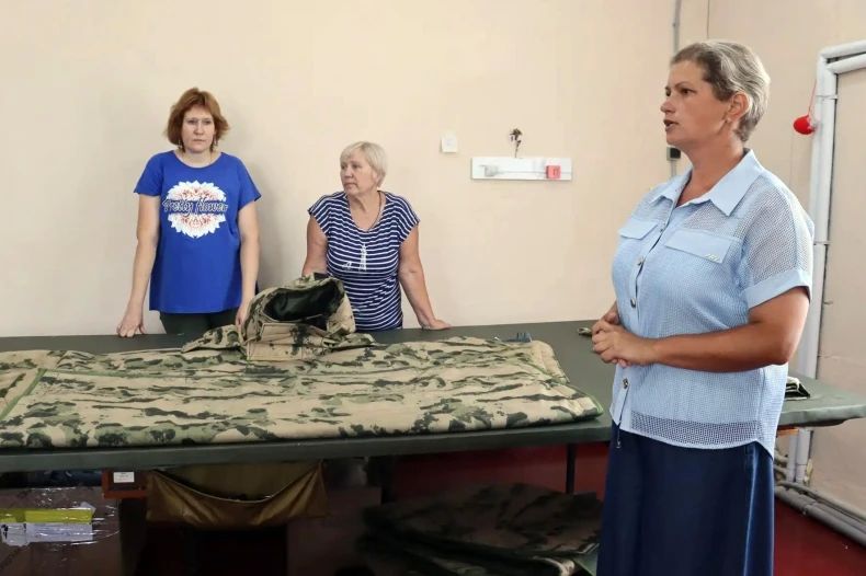 Мастер-класс в швейном цехе волонтерского пункта «Всё для Победы!» провели для юных волонтёров ДоброЦентра