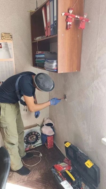 В Лутугино специалисты из Удмуртии привели в порядок электропроводку в доме культуры