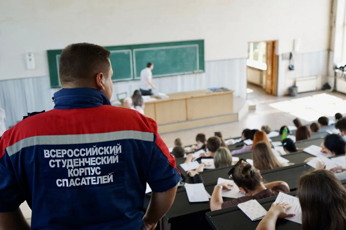 Добровольцы обеспечивают безопасность в ЛГУ им. В. Даля Добровольцы обеспечивают безопасность в ЛГУ им. В. Даля