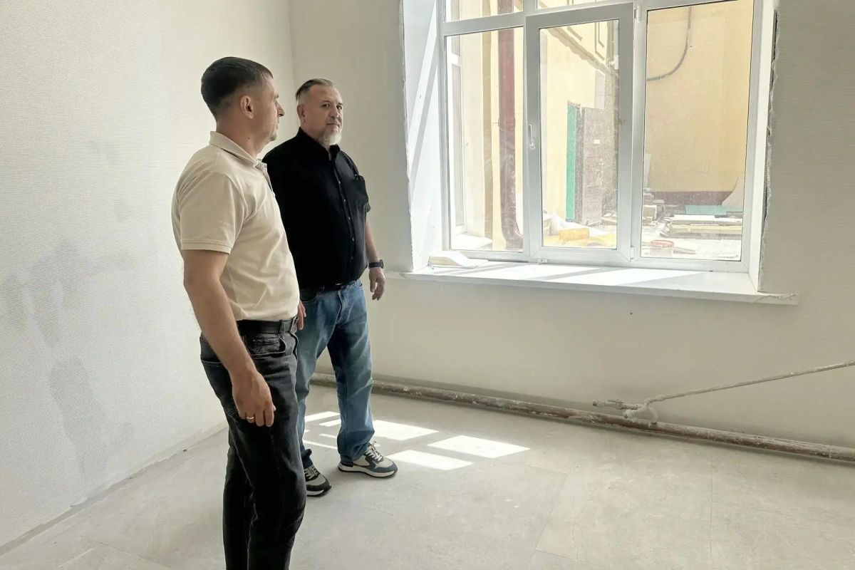 Игорь Ковальчук: Вместе с представителем Республики Хакасия Леонидом Лапиным оценили ход ремонтных работ в Володарской средней школе имени Олега Кошевого Игорь Ковальчук: Вместе с представителем Республики Хакасия Леонидом Лапиным оценили ход ремонтных работ в Володарской средней школе имени Олега Кошевого