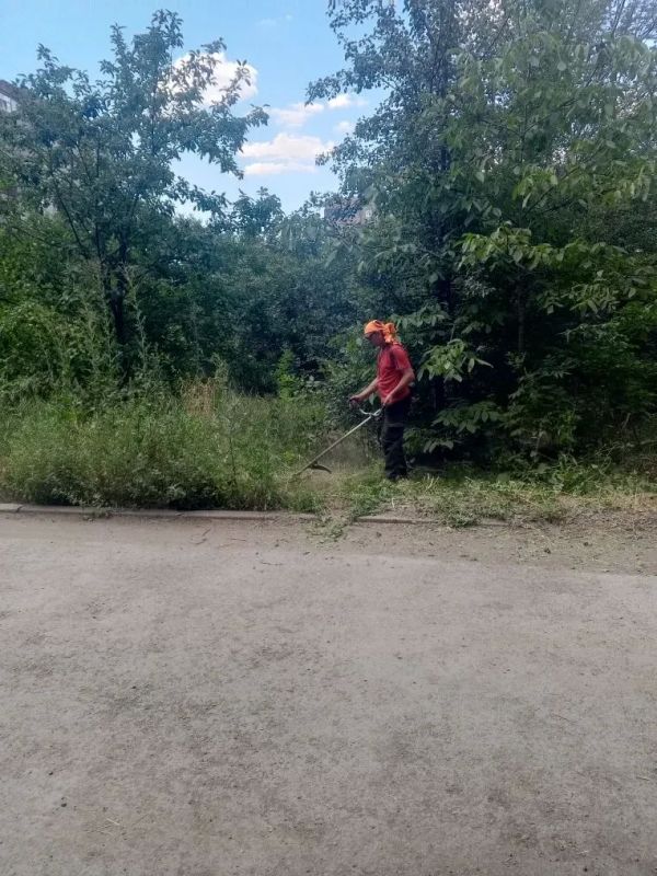 В Ровеньках продолжаются работы по благоустройству территорий В Ровеньках продолжаются работы по благоустройству территорий