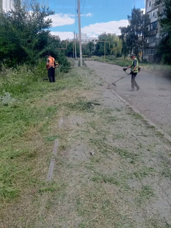 В Ровеньках продолжаются работы по благоустройству территорий В Ровеньках продолжаются работы по благоустройству территорий