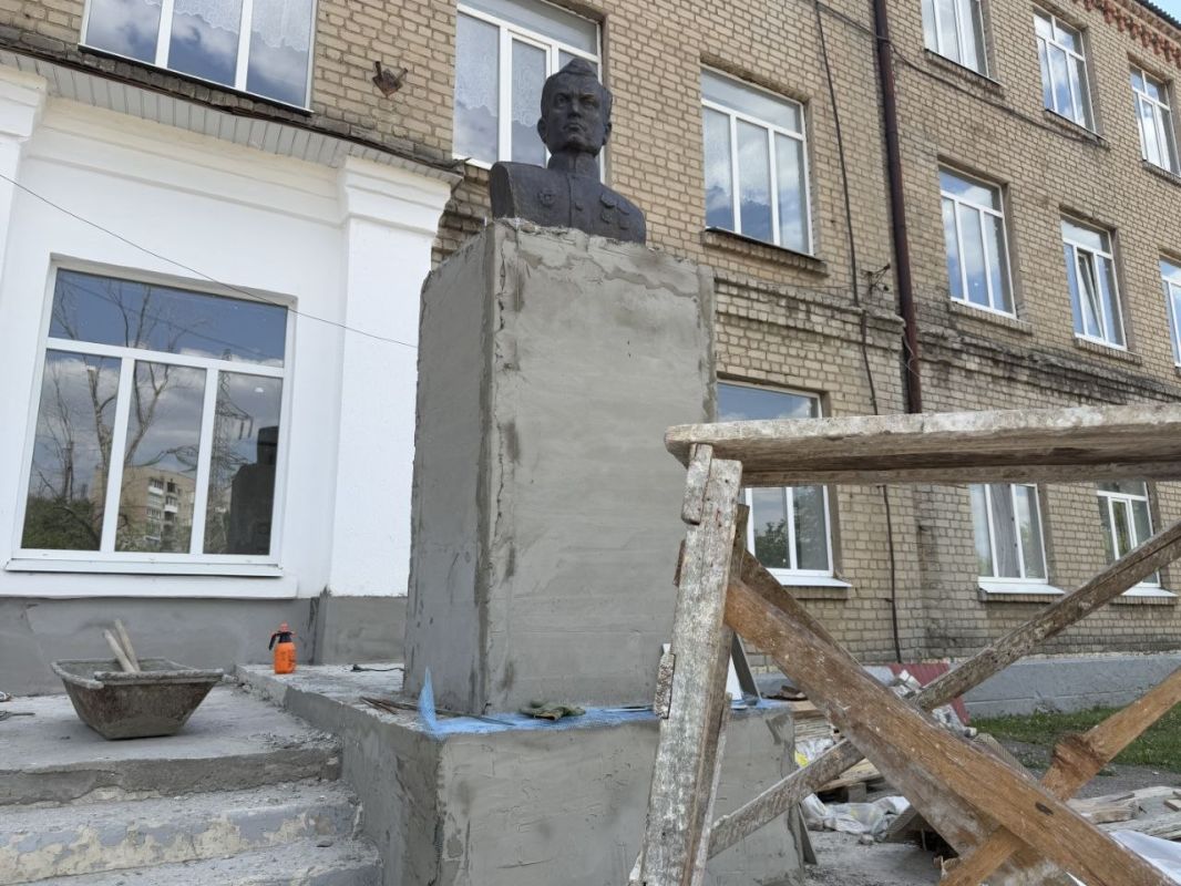 В ГОУ ЛНР «Краснодонская средняя школа №24 им. И.В. Туркенича» продолжается обновление входной группы и вестибюля