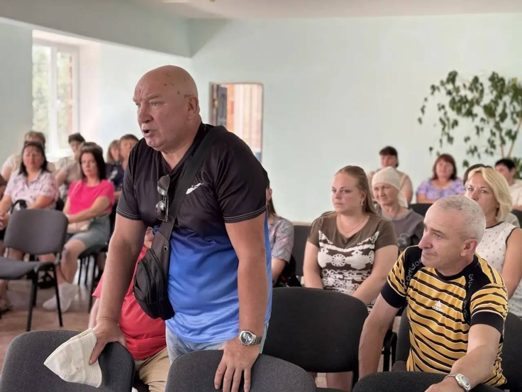 Красный Луч с рабочим визитом посетил депутат Народного Совета ЛНР Иван Санаев Красный Луч с рабочим визитом посетил депутат Народного Совета ЛНР Иван Санаев
