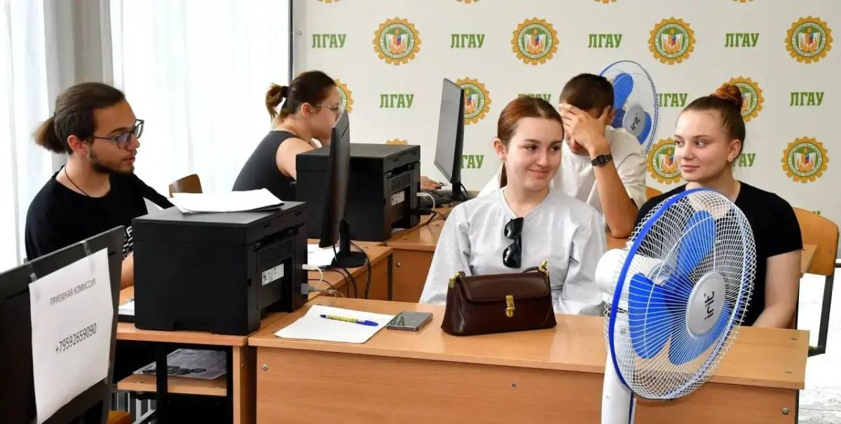 Леонид Пасечник: Приемная кампания в вузы и колледжи Луганщины продолжается Леонид Пасечник: Приемная кампания в вузы и колледжи Луганщины продолжается