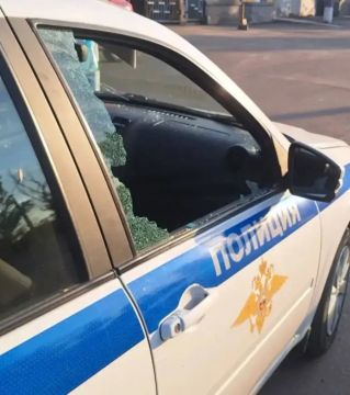 В Луганске мужчину отправили под стражу после очень странного способа «объяснить свою позицию» полиции — с двумя топорами