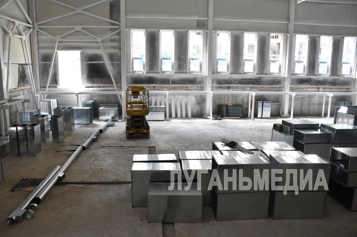 Партийный десант «Единой России» посетил строящийся бассейн в Луганске Партийный десант «Единой России» посетил строящийся бассейн в Луганске