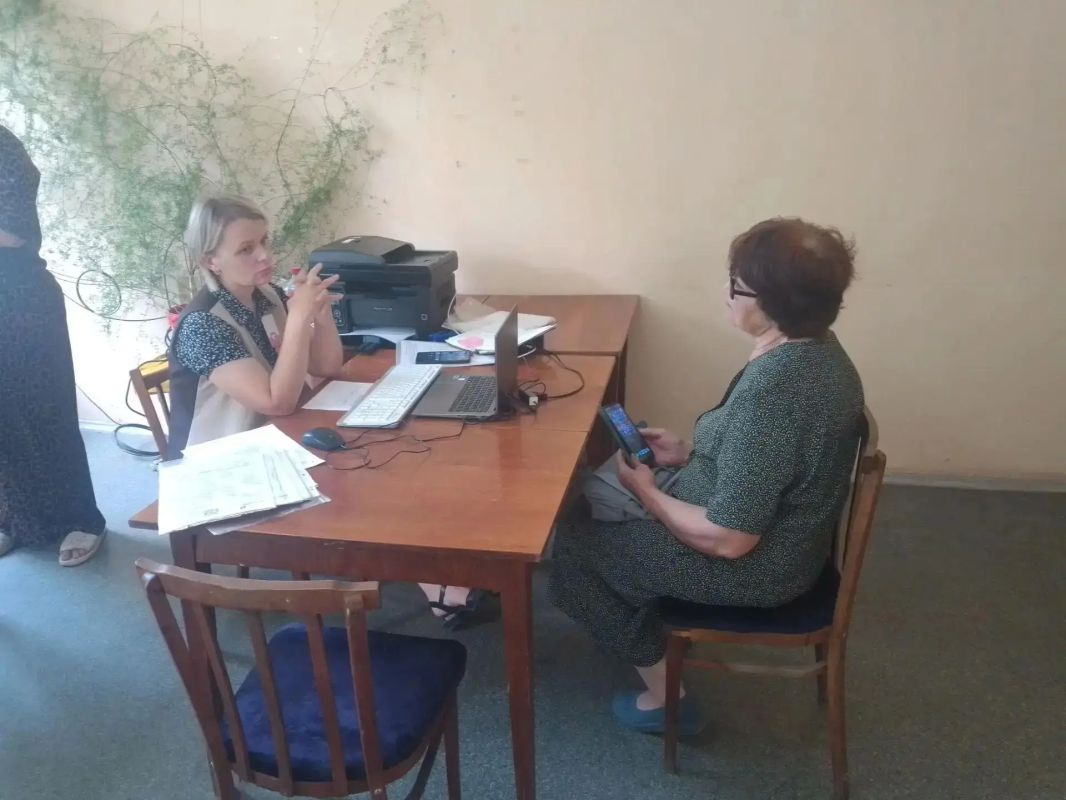 Специалисты МФЦ ЛНР провели выездной приём граждан в селе Червоный Жовтень Специалисты МФЦ ЛНР провели выездной приём граждан в селе Червоный Жовтень