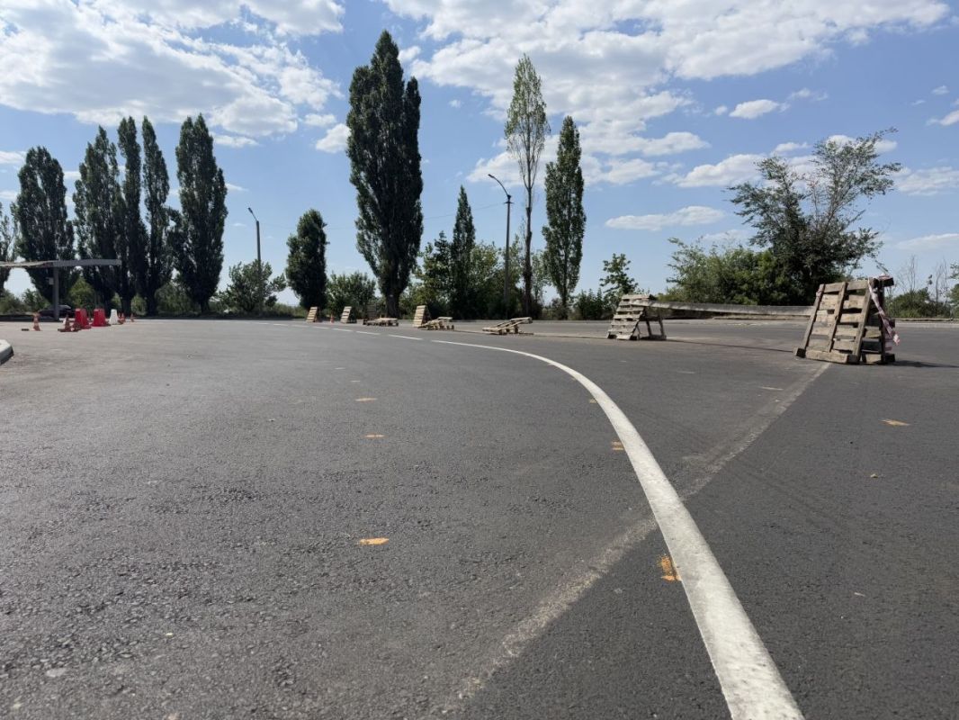 На территории автовокзала города Краснодона на ранее подготовленное асфальтное покрытие нанесена дорожная разметка На территории автовокзала города Краснодона на ранее подготовленное асфальтное покрытие нанесена дорожная разметка