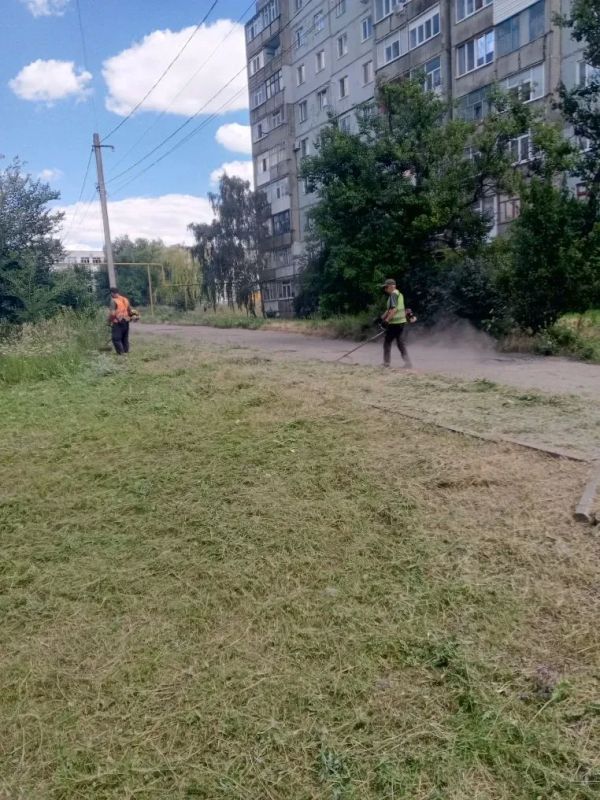 В Ровеньках продолжаются работы по благоустройству территорий В Ровеньках продолжаются работы по благоустройству территорий