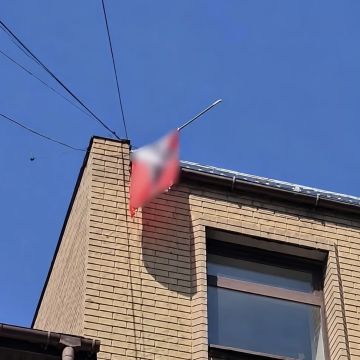 Полицейские установили причастного к размещению запрещенной символики на крыше торгового центра в Лутугино