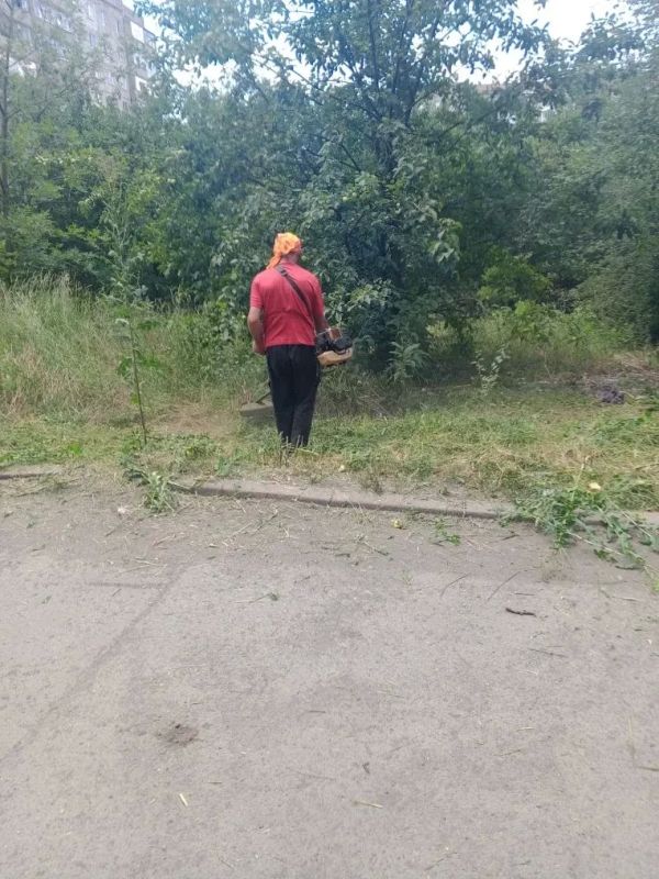 В Ровеньках продолжаются работы по благоустройству территорий В Ровеньках продолжаются работы по благоустройству территорий