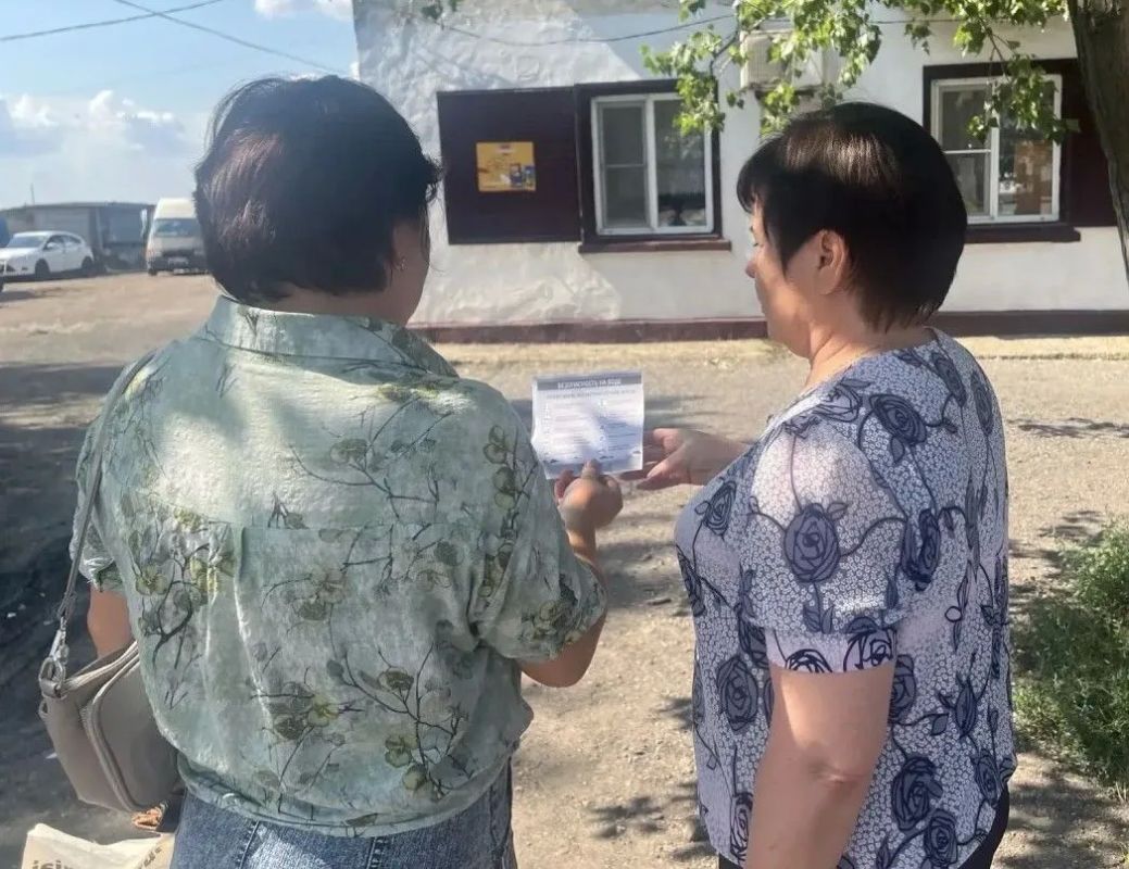 Сотрудники отдела жизнеобеспечения г.Вахрушево, г.Миусинск, пгт.Хрустальное управления развитием территорий Администрации раздали жителям города памятки с правилами поведения на водоемах
